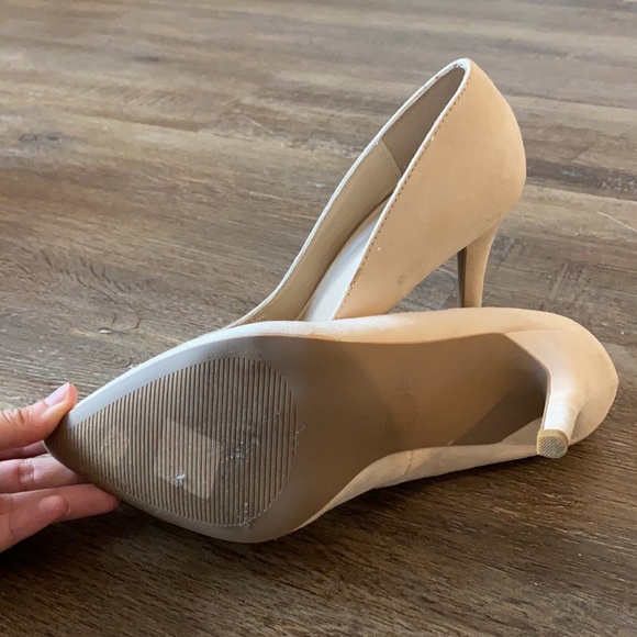 Cream colored pointy heel - Picture 2 of 3